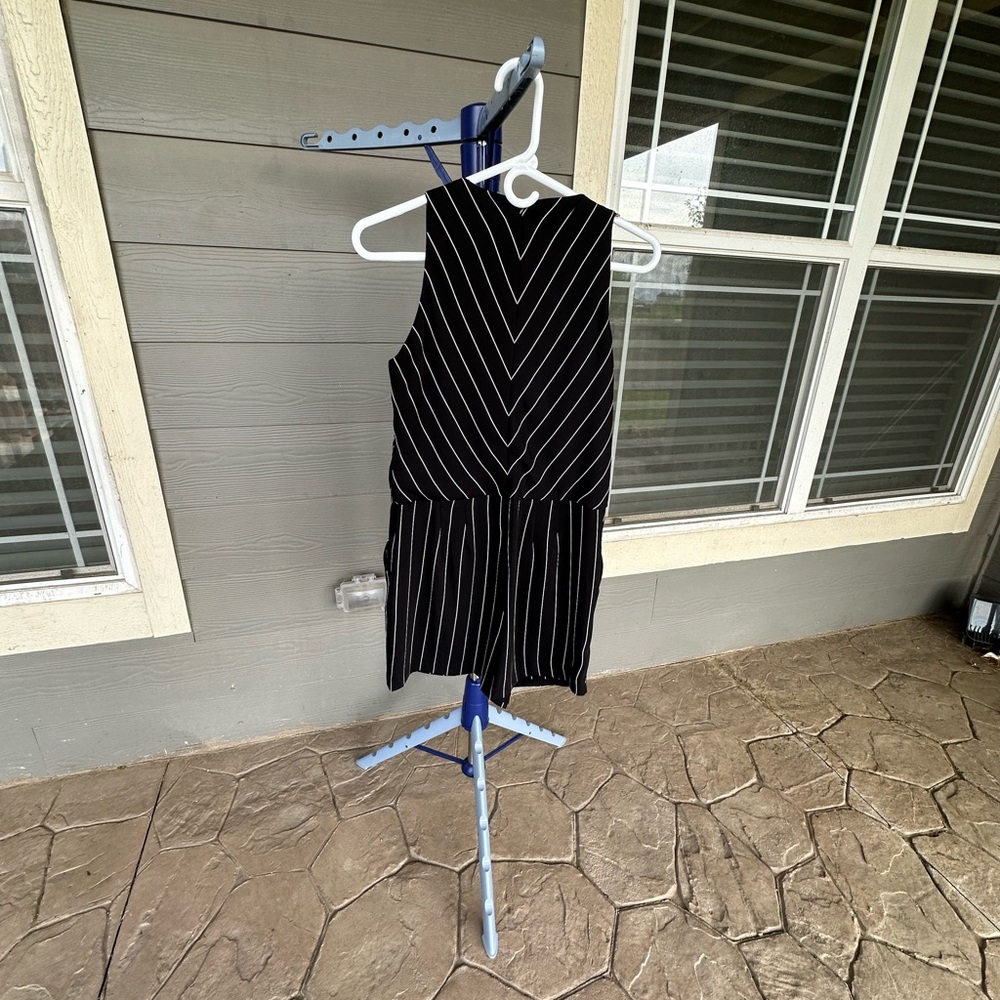 White House Black Market sleeveless one pc Romper shorts dress. Size 4 - Picture 3 of 6